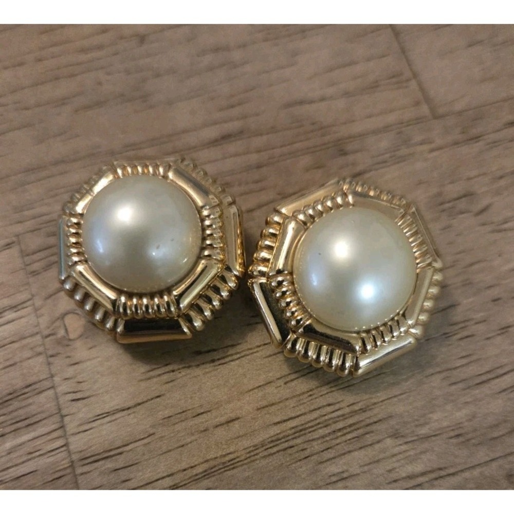 Vtg Ciner clip on earrings with pearl center